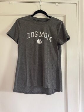 Modern Lux Gray Dog Mom Tee with White Paw Graphic